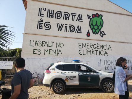 La Guardia Civil ha identificado a los activistas que se concentraban frente al Forn de Barraca, aunque después se ha retirado