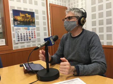 Miguel Cruz, presidente de AVAELA, en el estudio de Radio Córdoba Cadena SER