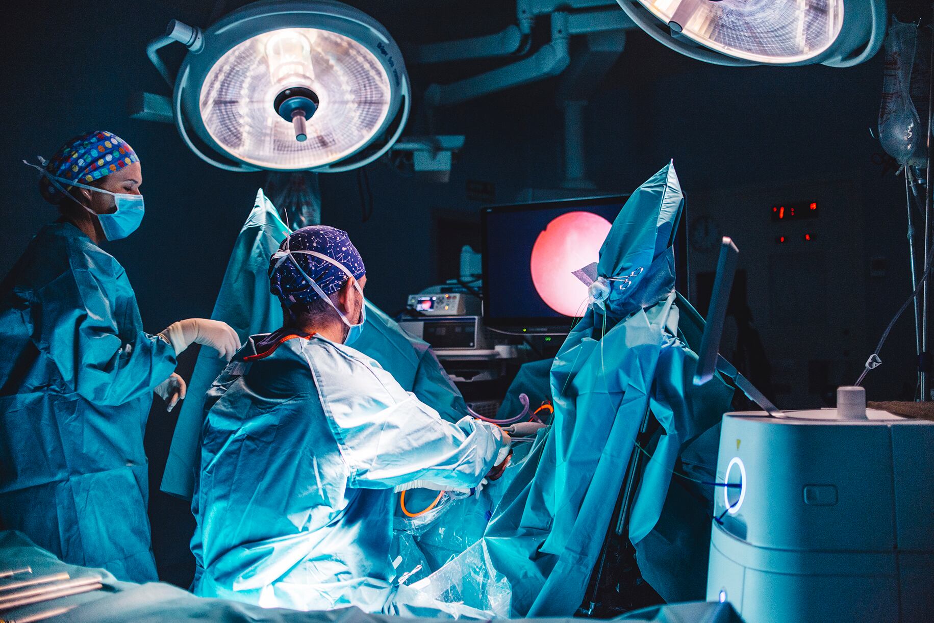 Dr Gómez Pascual en una cirugía de próstata