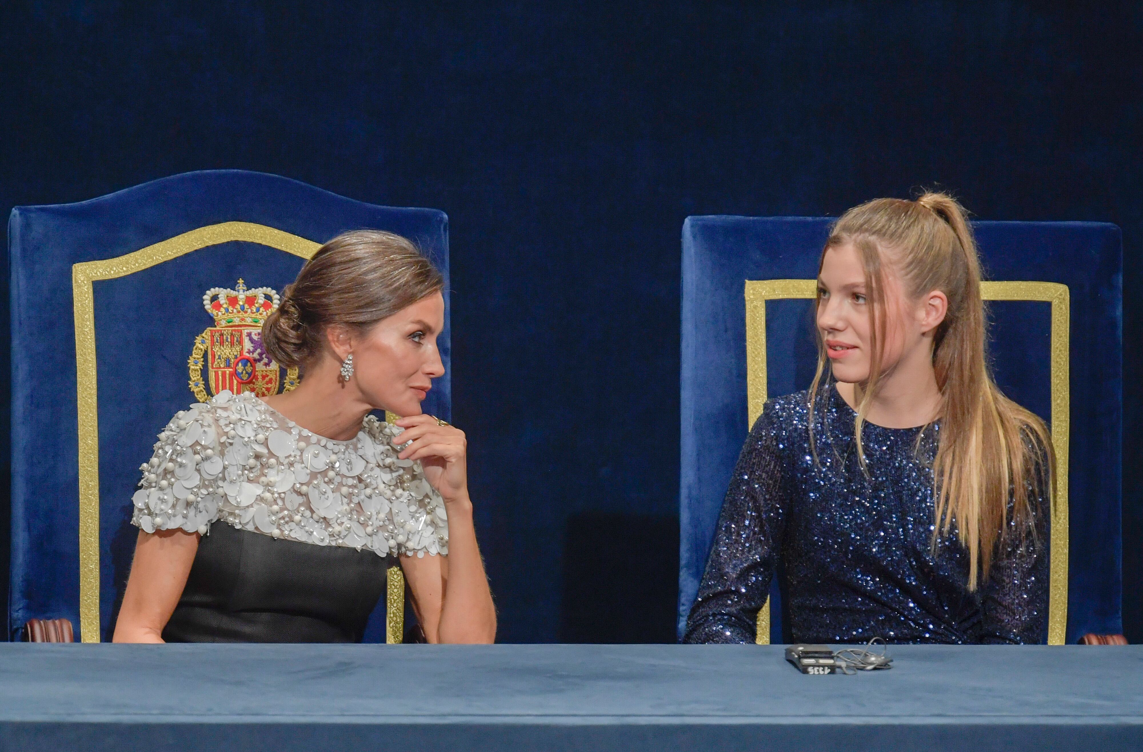 La reina Letizia (i) y la infanta Sofía (d) presiden la ceremonia de entrega de la 42 edición de los Premios Princesa de Asturias celebrada en el Teatro Campoamor de Oviedo