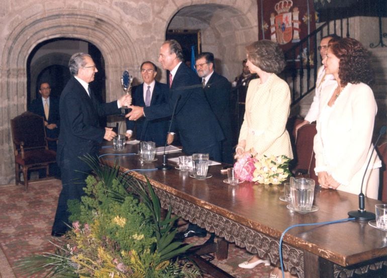 Jacques Delors recoge el Premio Europeo Carlos V de manos del Rey Juan Carlos