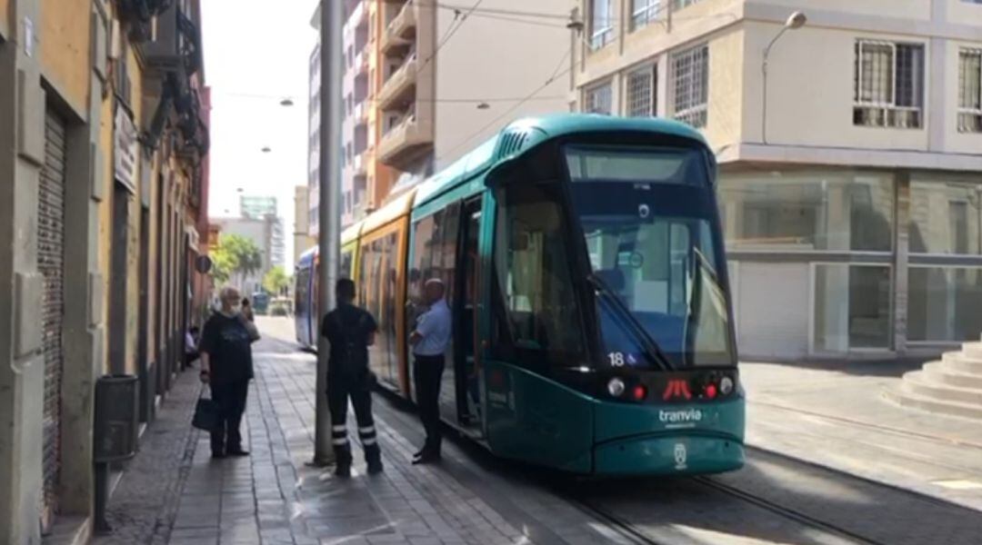 Tranvía afectado por el cero energético en Ángel Guimerá 