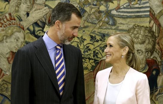 El Rey Felipe VI conversa con la nueva presidenta de Madrid, Cristina Cifuentes, durante la audiencia celebrada hoy en el Palacio de la Zarzuela.