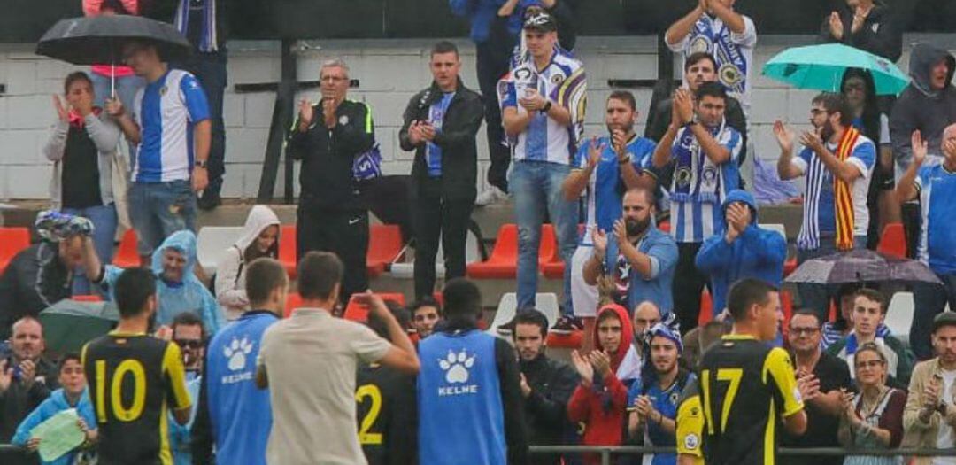 Imagen de los pocos aficionados del Hércules presentes en Paterna