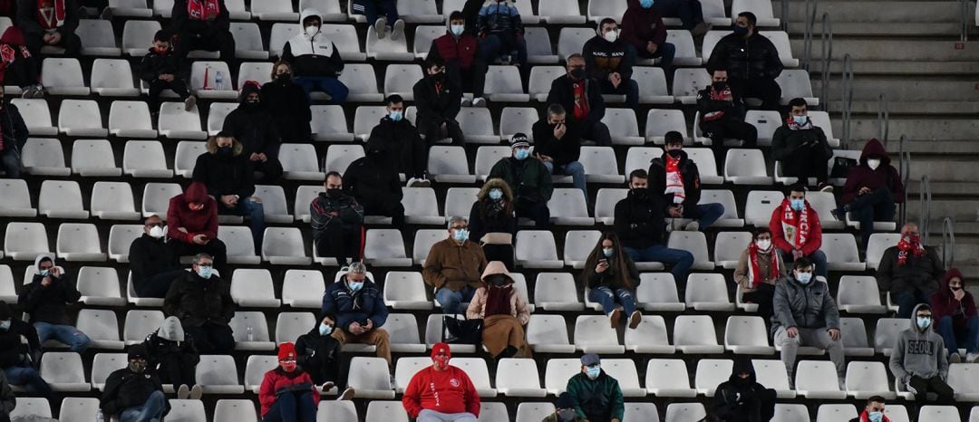 Público separado en el Estadio Enrique Roca