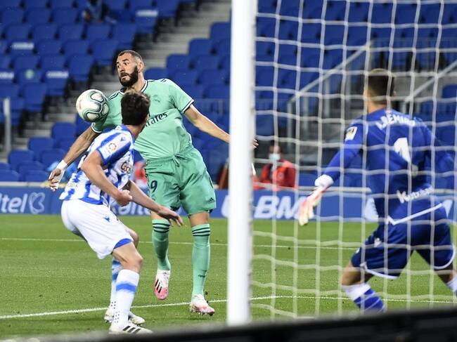 Benzemá controla en posición dudosa el balón que culminaría en el segundo gol madridista
