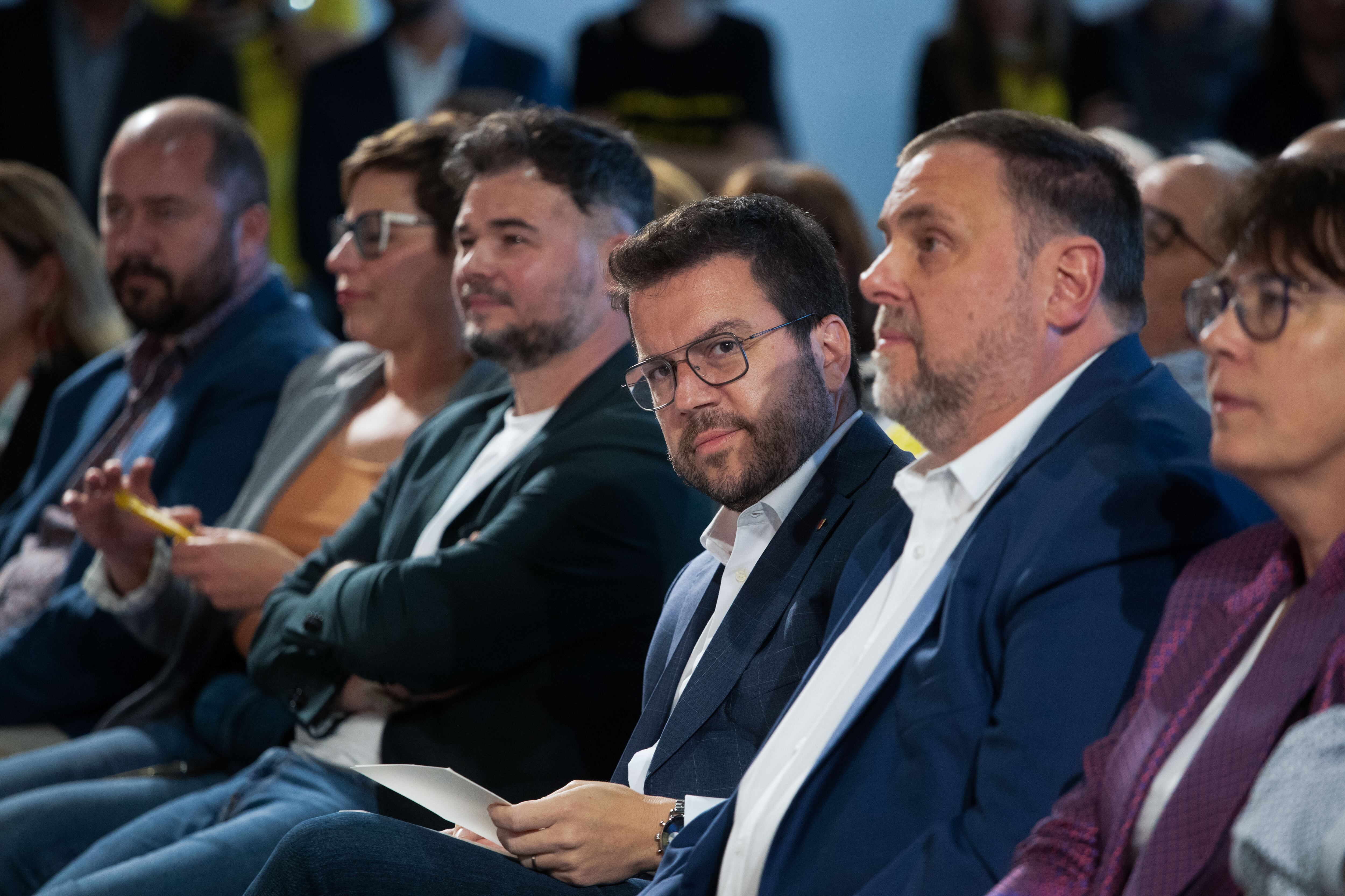 Pere Aragonès (c), el presidente de Esquerra, Oriol Junqueras (d), y el portavoz republicano en el Congreso, Gabriel Rufián (i), participan en el acto de final de campaña, el pasado viernes en Tarragona.