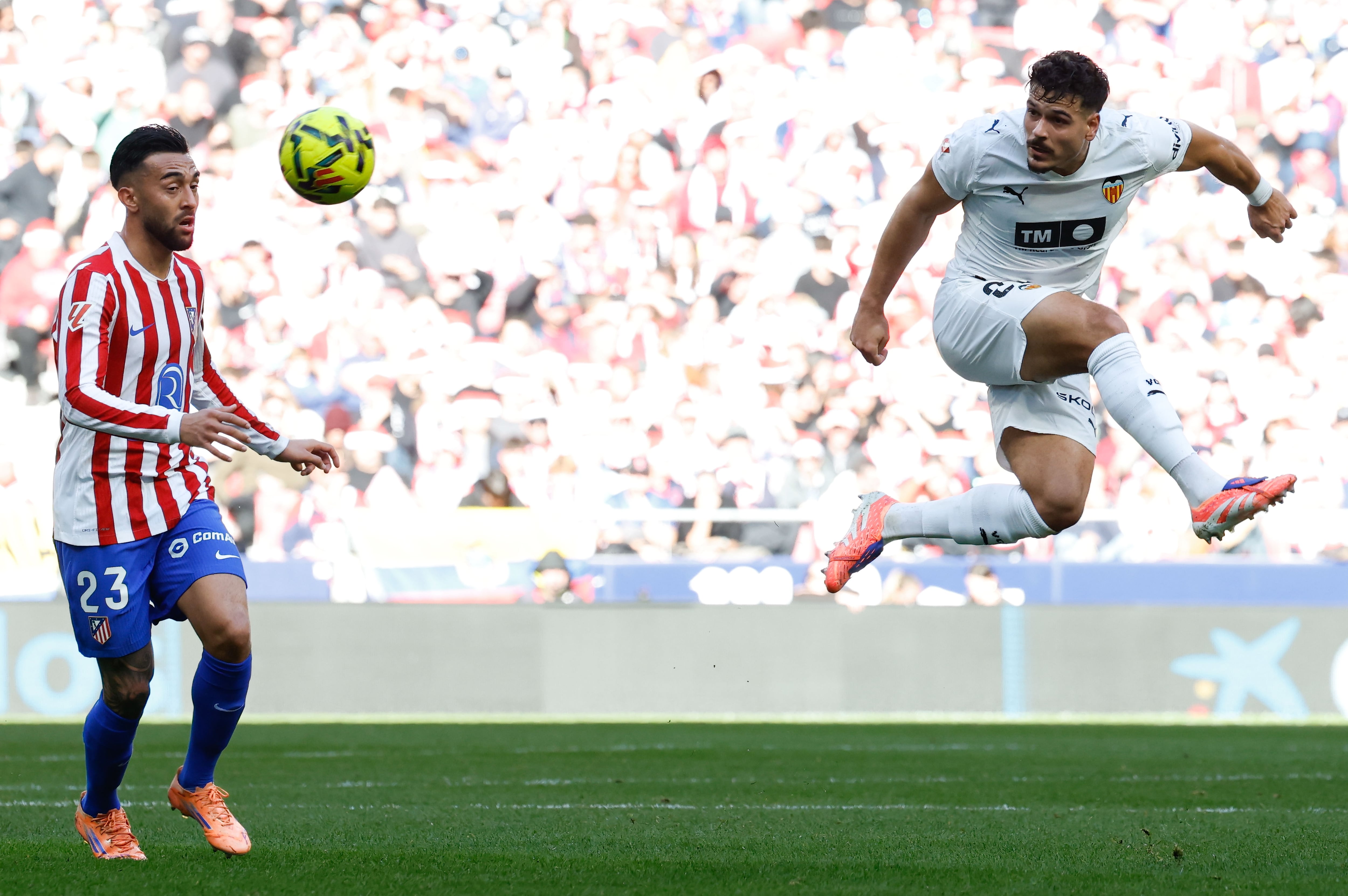 MADRID (ESPAÑA), 13/12/2025.- El centrocampista argentino del Atlético de Madrid Nico González (i) y en acción durante el partido de LaLiga entre el Atlético de Madrid y el Valencia CF disputado este domingo en el estadio Metropolitano en Madrid. EFE/ J.J. Guillén
