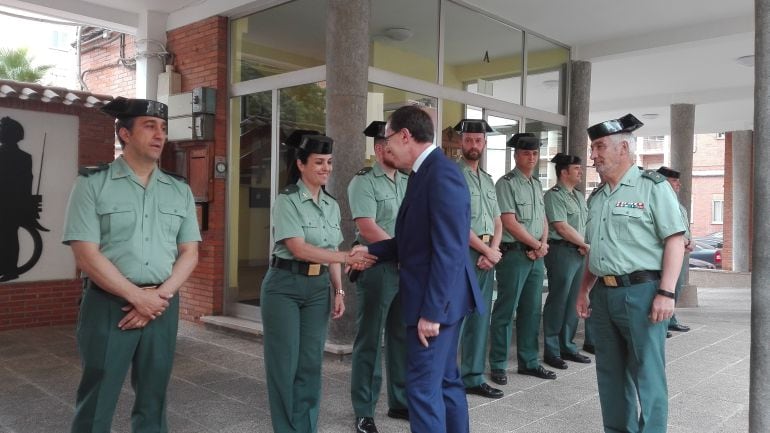 Ángel Blanco saluda a los miembros de la Comandancia del Instituto Armado en Zamora
