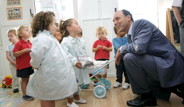 El presidente regional, Ignacio Diego, durante una visita a un colegio