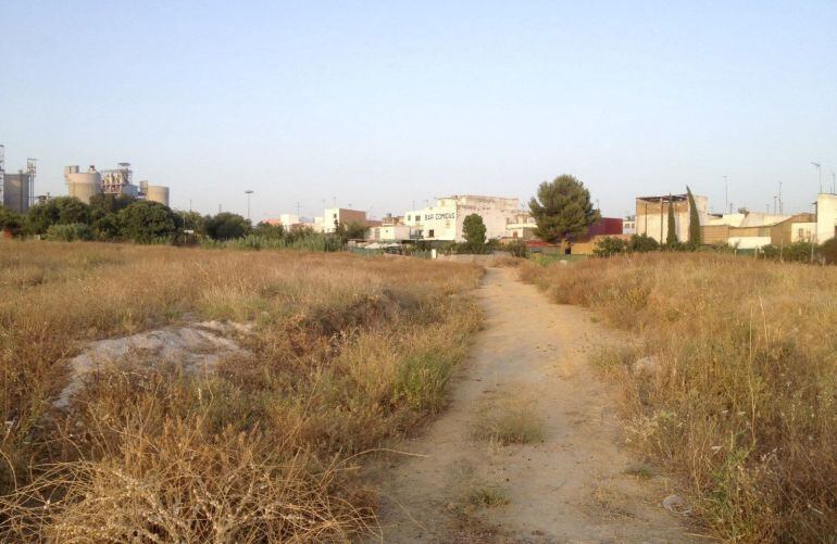 Camino de acceso a la barriada &#039;Venta de la Liebre&#039; de Alcalá de Guadaíra (Sevilla), donde fue encontrado en la noche del sábado un coche con el cadáver de un hombre en su maletero