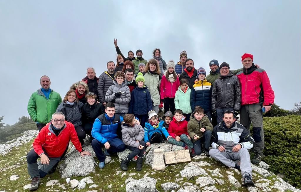 Miembros de la asociación de montaña Dolomía de Cuenca en la cumbre de La Mogorrita junto al belén que instalan cada Navidad.