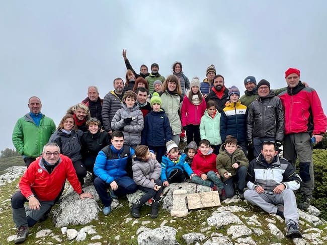 Miembros de la asociación de montaña Dolomía de Cuenca en la cumbre de La Mogorrita junto al belén que instalan cada Navidad.