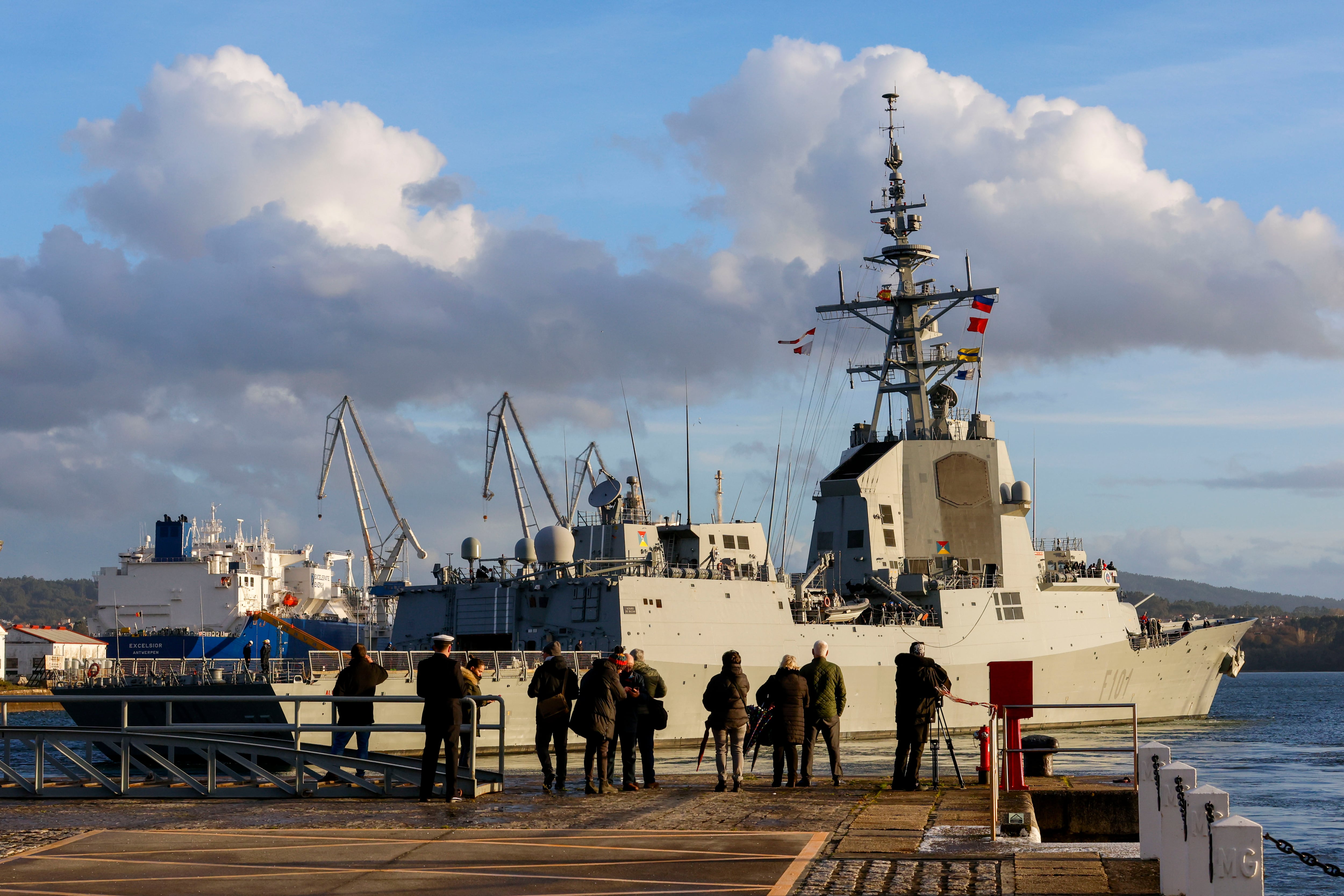 FERROL, 25/01/2025.- Tres buques de la Armada han zarpado este sábado desde su base en Ferrol para dirigirse a aguas del Mediterráneo, donde se sumarán a operativos de la OTAN durante las próximas semanas. La salida del buque de aprovisionamiento de combate BAC &#039;Patiño&#039; y de las fragatas &#039;Álvaro de Bazán&#039; y &#039;Blas de Lezo&#039; se ha producido con un día de antelación con respecto a la programación inicial del Ministerio de Defensa, que ha precipitado su marcha por la adversa previsión meteorológica para mañana domingo. EFE/ Kiko Delgado
