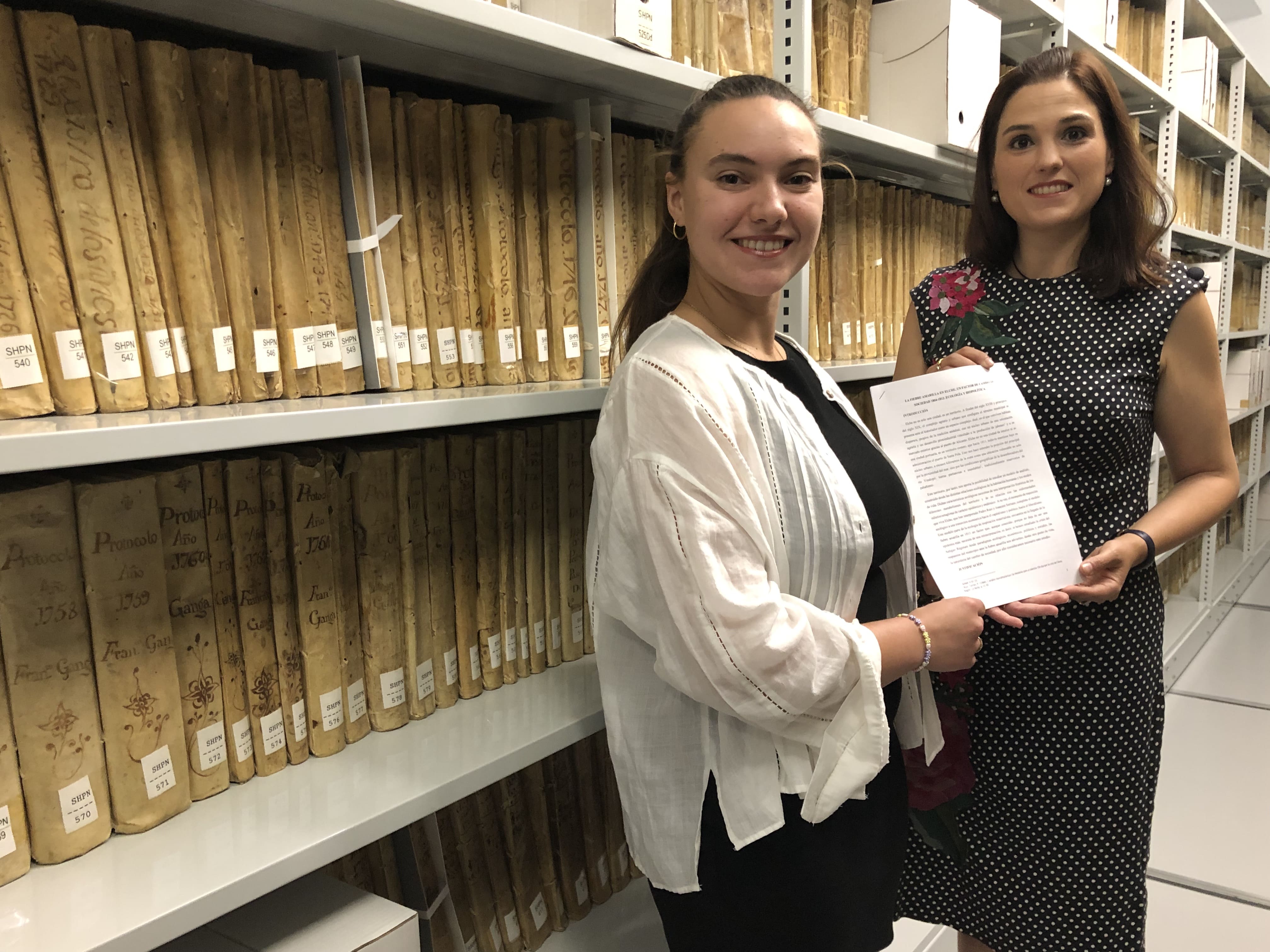 La premiada María López Barquero con la Concejala de Cultura en funciones Marga Antón