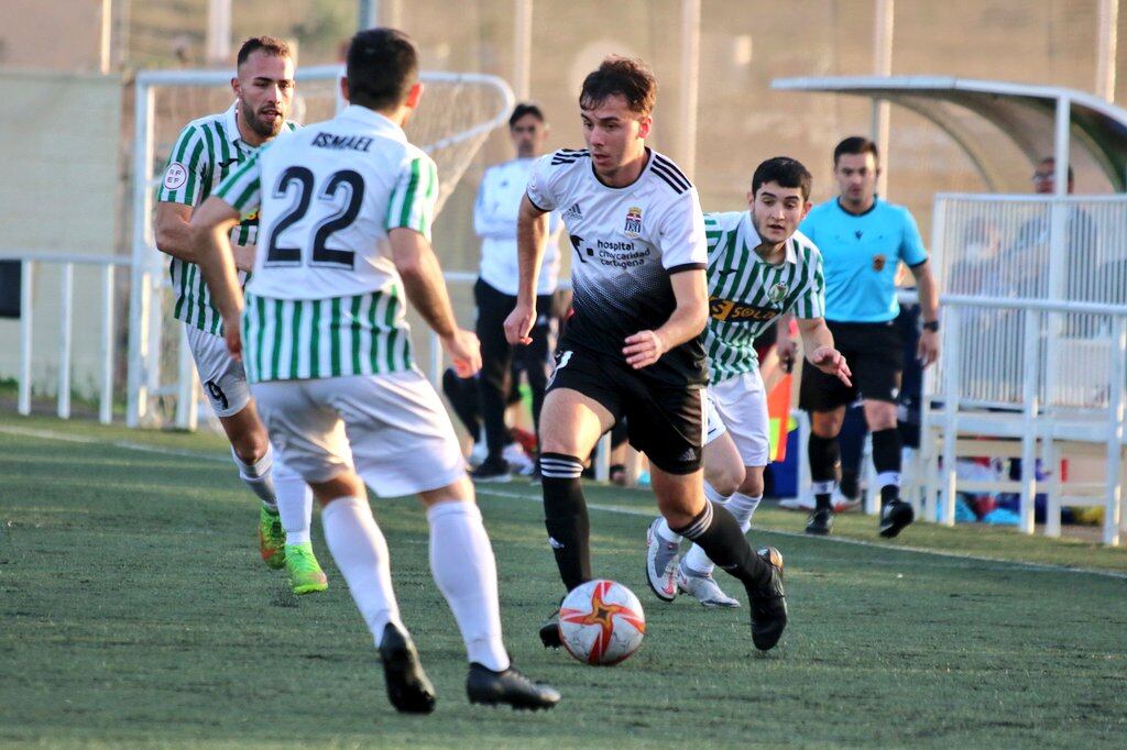 Un jugador de la cantera albinegra mueve la pelota