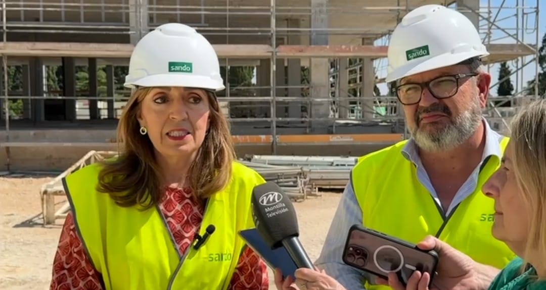 María Jesús Botella con el gerente del área sanitaria Sur, Pedro Castro, durante la visita a las obras del Hospital de Montilla