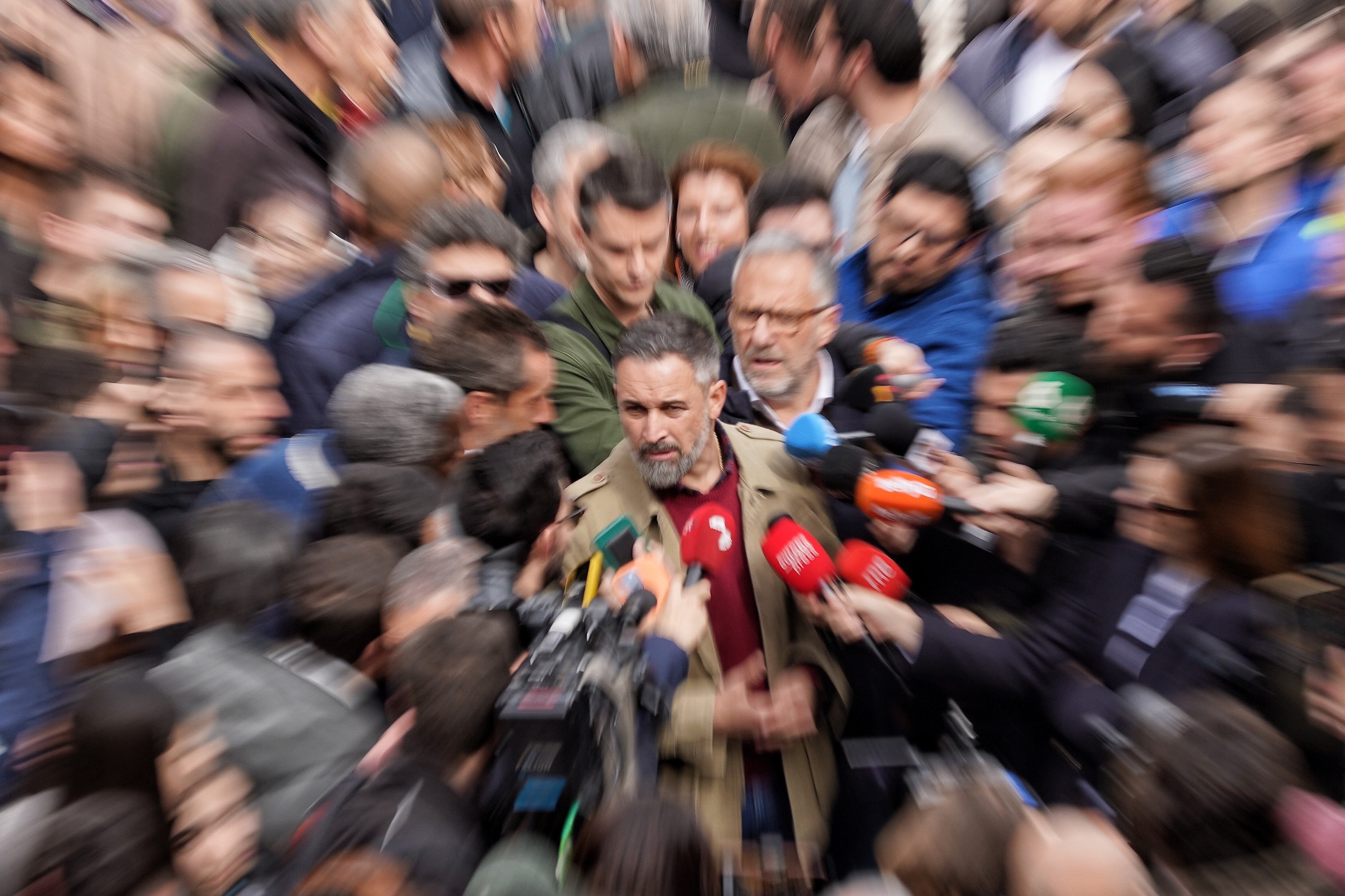 VALLADOLID, 27/02/2026.- El presidente de Vox, Santiago Abascal (c), atiende a los medios de comunicación durante la visita que ha realizado esta mañana a la localidad vallisoletana de Tordesillas. EFE/Nacho Gallego