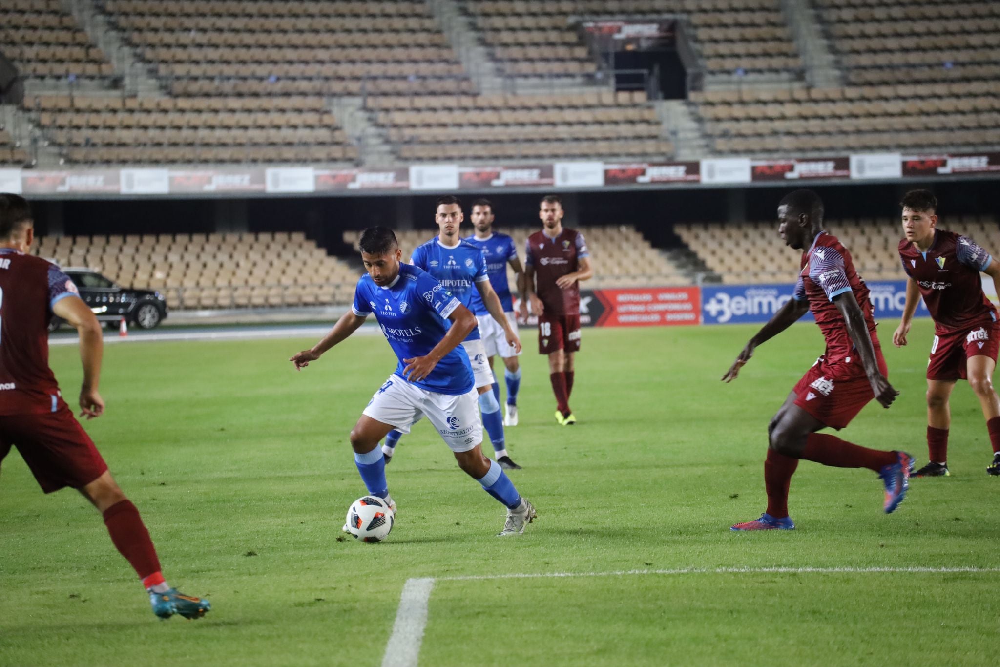 El Xerez DFC se volcó sobre le portería del Cádiz Mirandilla