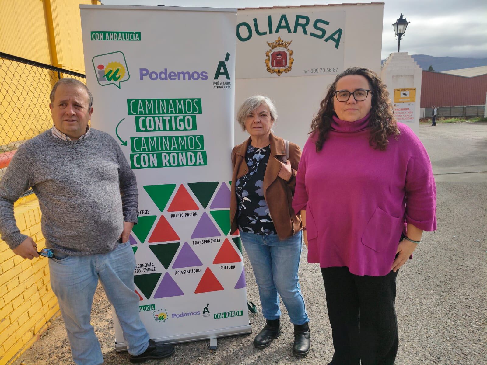 Componentes de la formación política a las puertas de la sede de Soliarsa