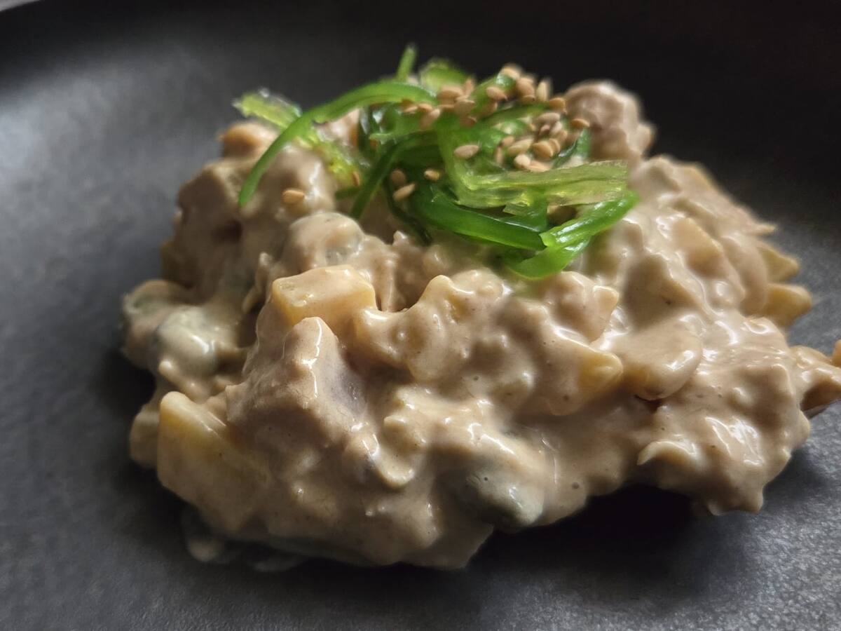Ensaladilla russa cremosa de tonyina amb maionesa d'all negre, envinagrats i wakame