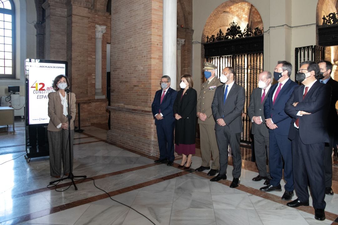 Villalobos junto a otras autoridades invitadas a la entrega de los Premios Plaza de España, durante la alocución de la vicepresidenta de la Gobierno