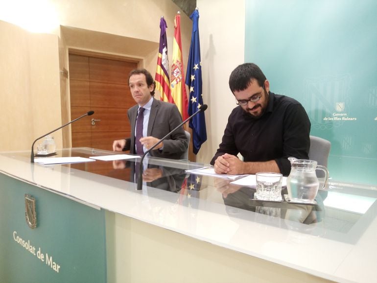 Marc Pons (portavoz del Govern) y Vicenç Vidal (Conseller de Medio Ambiente) en la rueda de prensa después del Consell de Govern