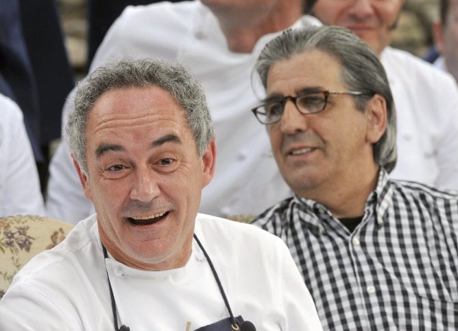 Foto de archivo del cocinero Ferrán Adrià (i), junto al copropietario de El Bulli, Juli Soler (d), durante la rueda de prensa celebrada antes del cierre del restaurante, el 30 de julio de 2011.