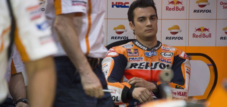 Pedrosa, durante un momento de reflexión en su box