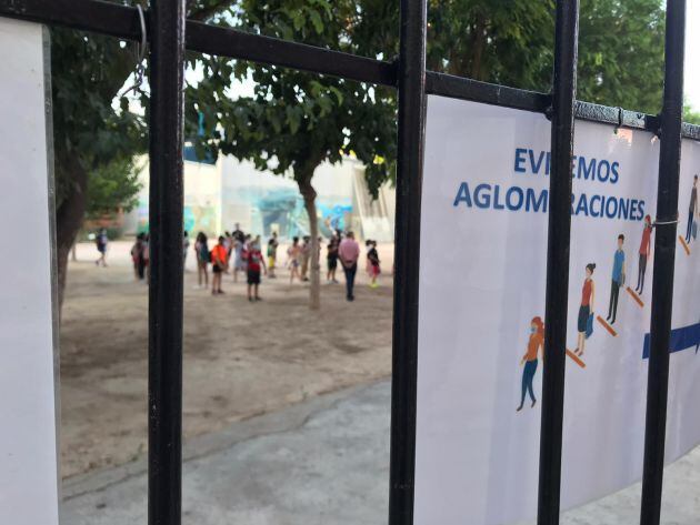 Los niños guardan fila en el patio guardando la distancia de seguridad antes de acceder al aula