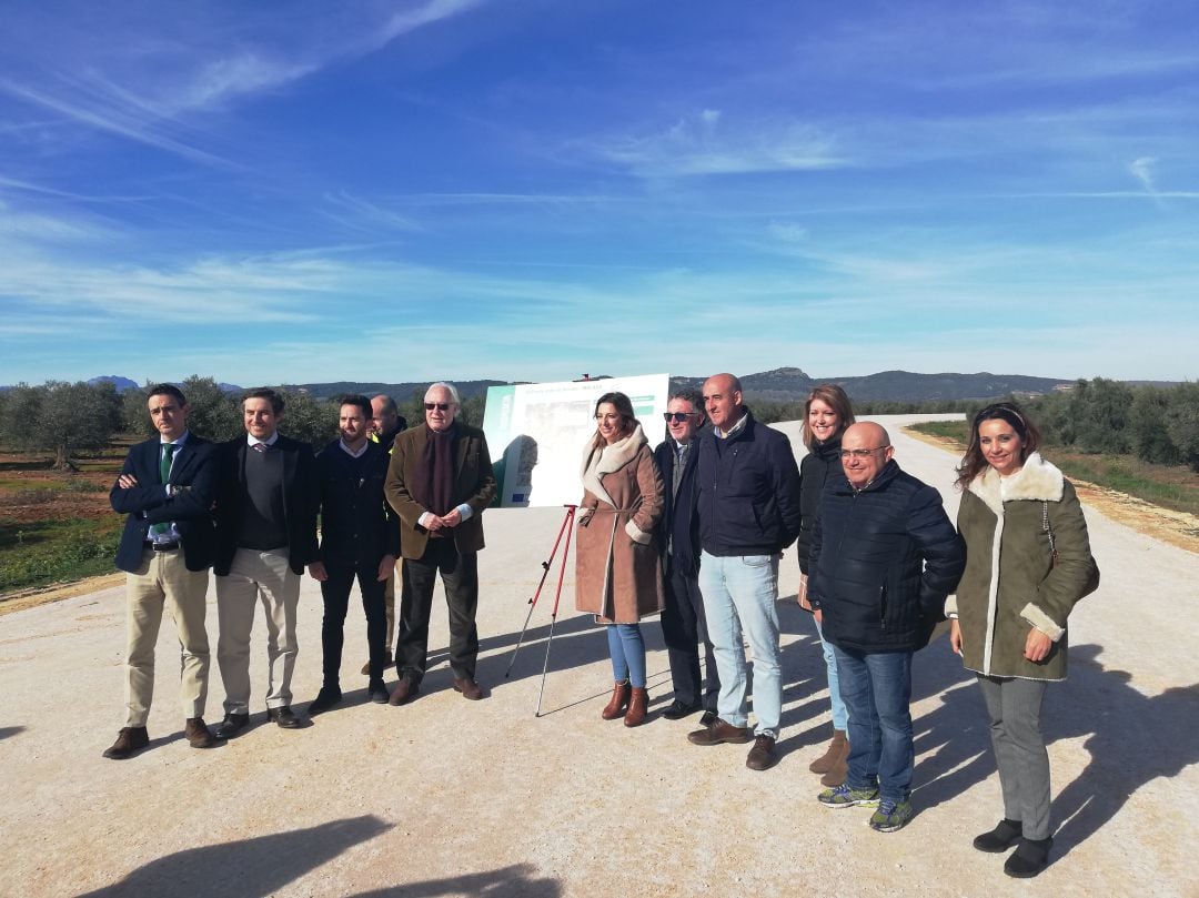 Algunos de los alcaldes de los municipios beneficiados de la futura vía han asistido a la visita a las obras