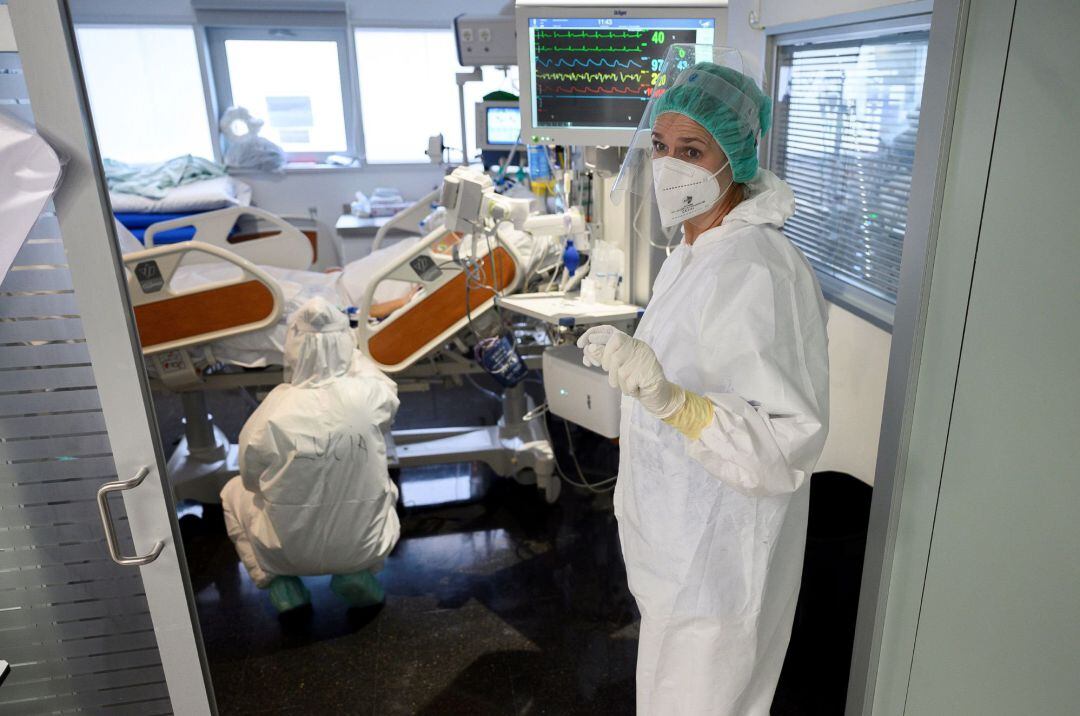Personal sanitario del Hospital Universitario Marqués de Valdecilla de Santander atiende, este jueves, a enfermos con coronavirus en una de las UCI-Covid del hospital cántabro.