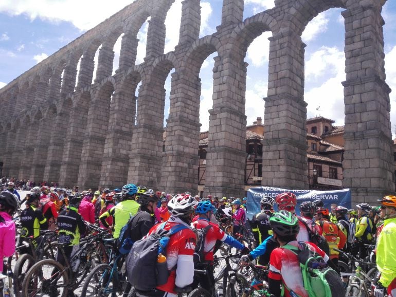 Ciclistas participantes en la concentración contra el PRUG.