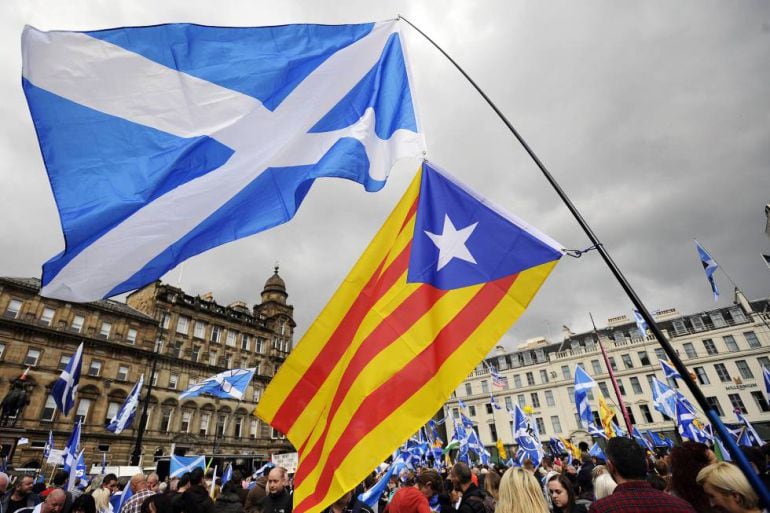 Bandera independentista catalana junto a escocesas en una manifestación en Glasgow.