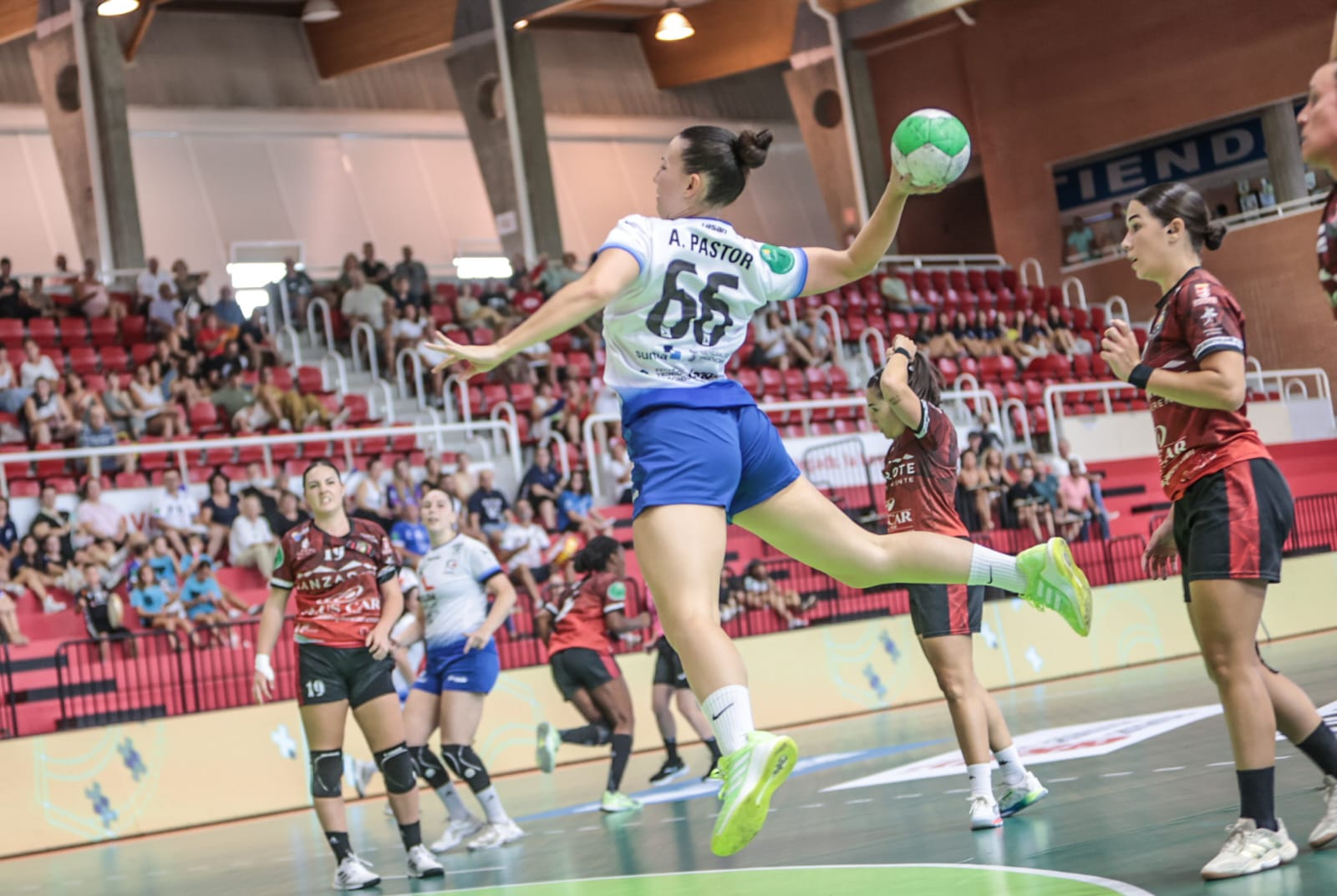 Aitana Pastor lanza a puerta