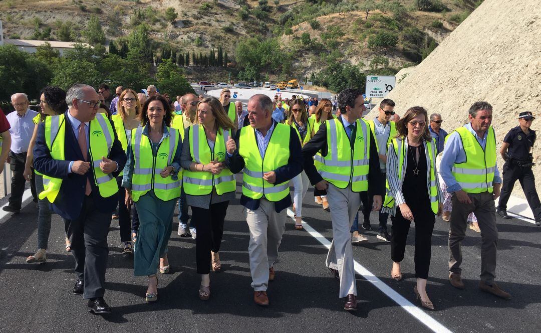 La consejera de Fomento, Marifrán Carazo (tercera por la izqda), visita la variante acompañada de autoridades provinciales y locales.