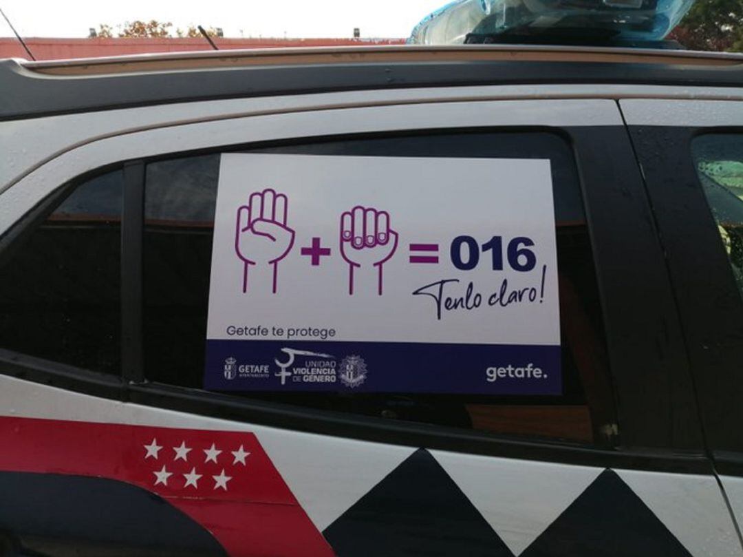 Los coche patrulla de la Policía Local de Getafe han incorporado el cartel donde se difunde el gesto de alerta por violencia de género.