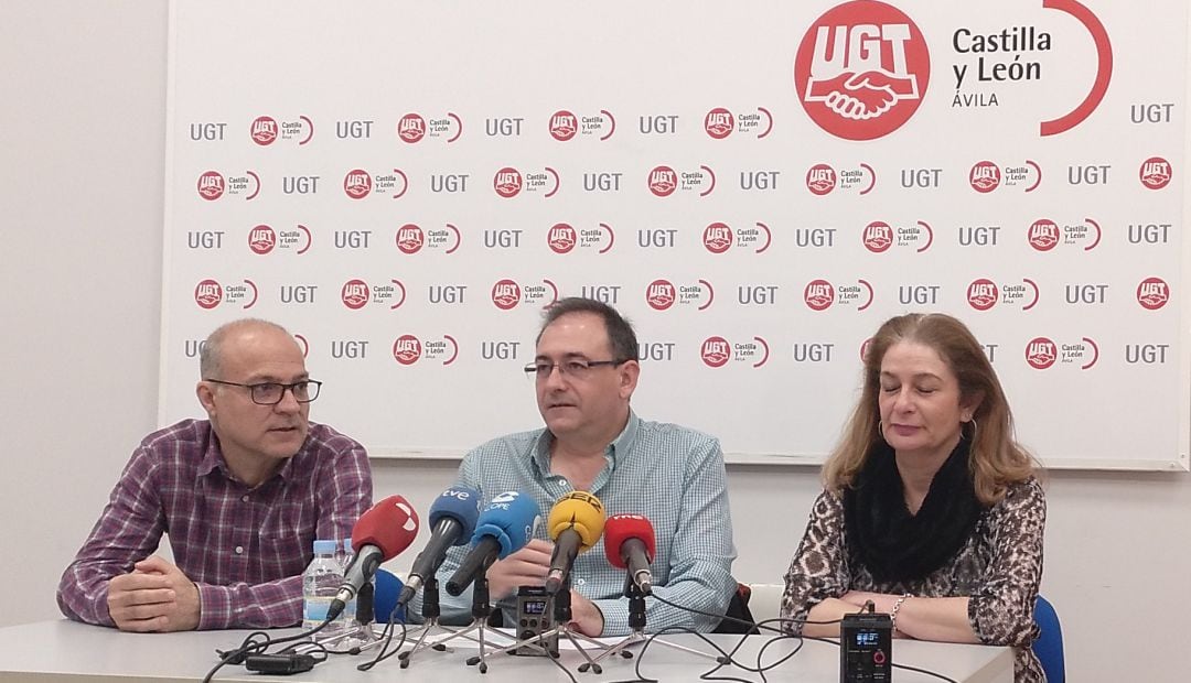 En el centro, José Carlos Pajares, secretario general de la Federación de Servicios Públicos de UGT en Ávila