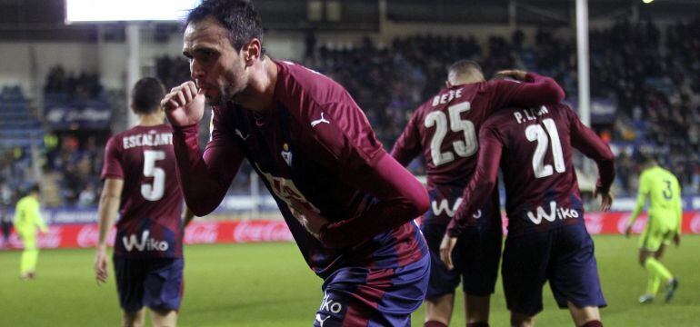 El delantero del Eibar, Enrique García "Kike", celebra el tercer gol del equipo armero.