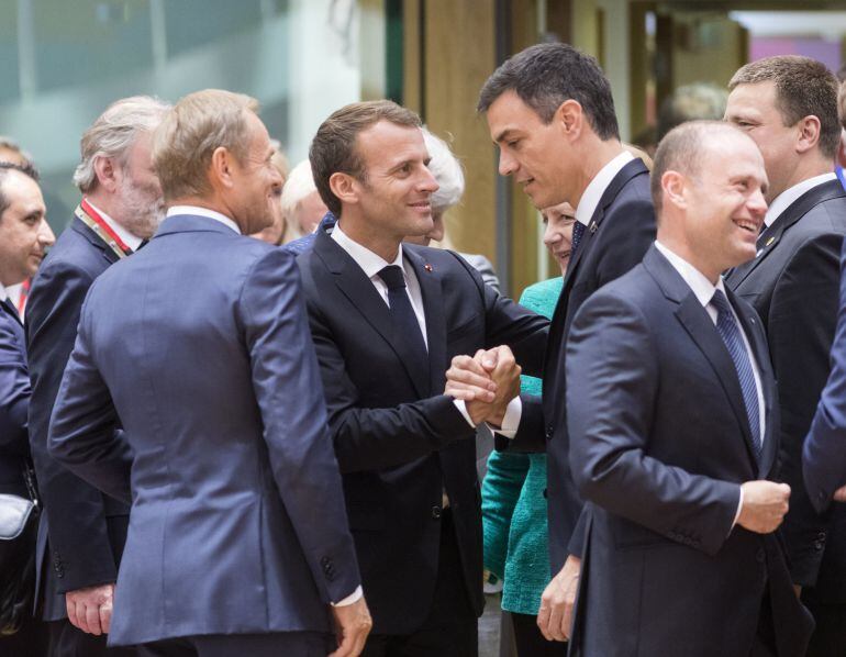 Donald Tusk conversa con el presidente francés, Emmanuel Macron, y el presidente español, Pedro Sánchez 