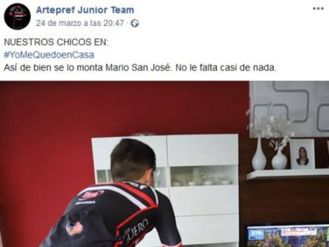 Algunos de los integrantes del Artepref Team practican en casa con el famoso rodillo Bkool.