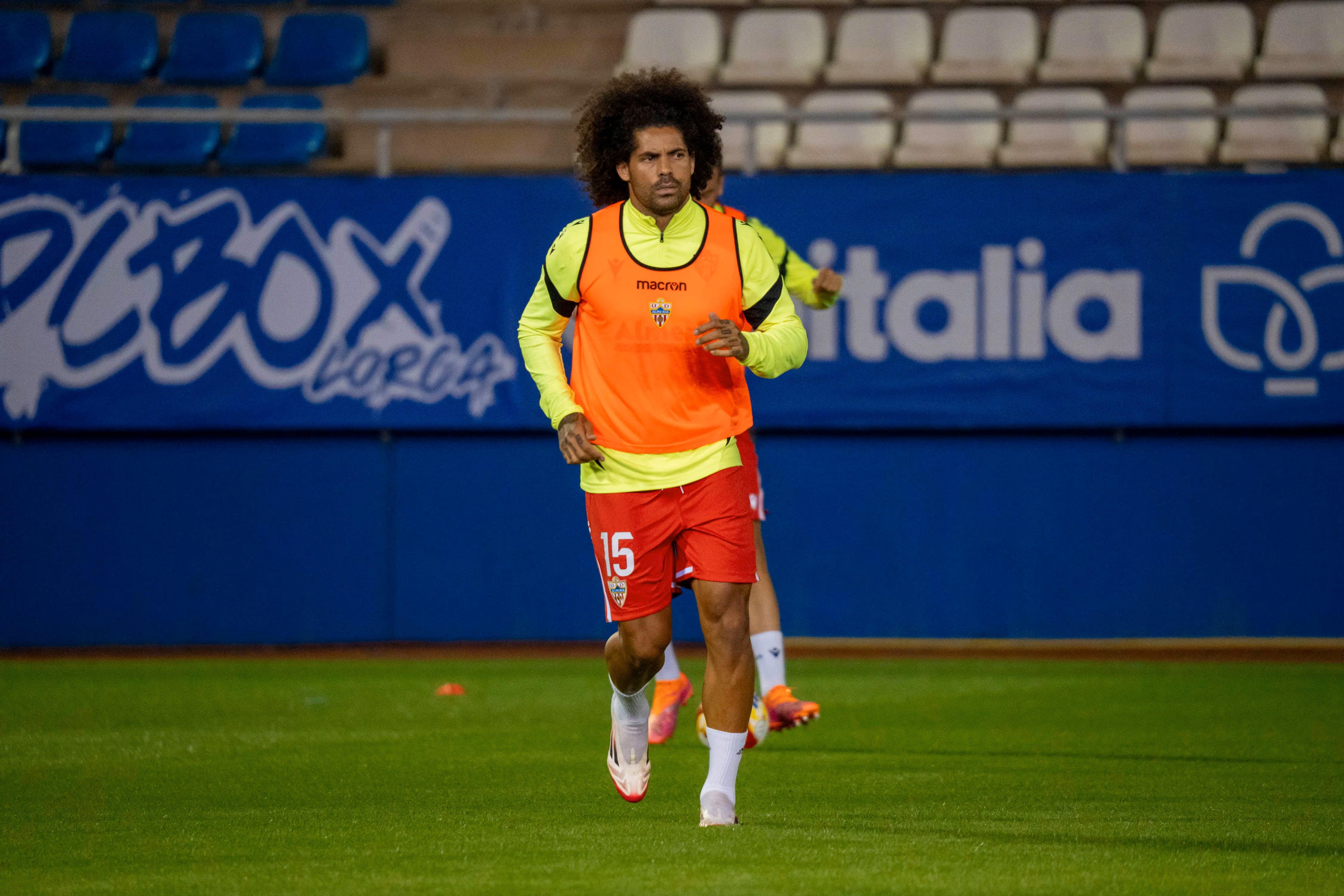 Aridane Hernández durante un calentamiento con el Almería