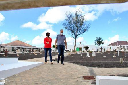 El alcalde de Tías, José Juan Cruz, junto a la concejal del área, Pepa González, visitando uno de los cementerios del municipio.