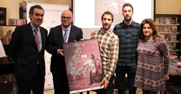 El director del festival &#039;Música en Segura&#039;, Daniel Broncano, sostiene el cartel de la actividad junto al diputado de Turismo, Manuel Fernández. En la foto también David Broncano y la alcaldesa de Segura de la Sierra, Esperanza Chinchilla.