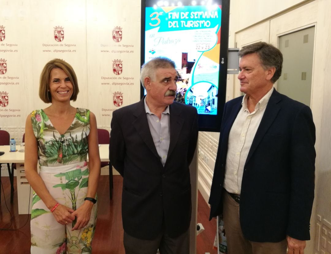 La diputada Magdalena Rodríguez junto al alcalde de Pedraza Pedro Martín y el presidente de la Diputación Francisco Vázquez durante la presentación del III Fin de semana turístico