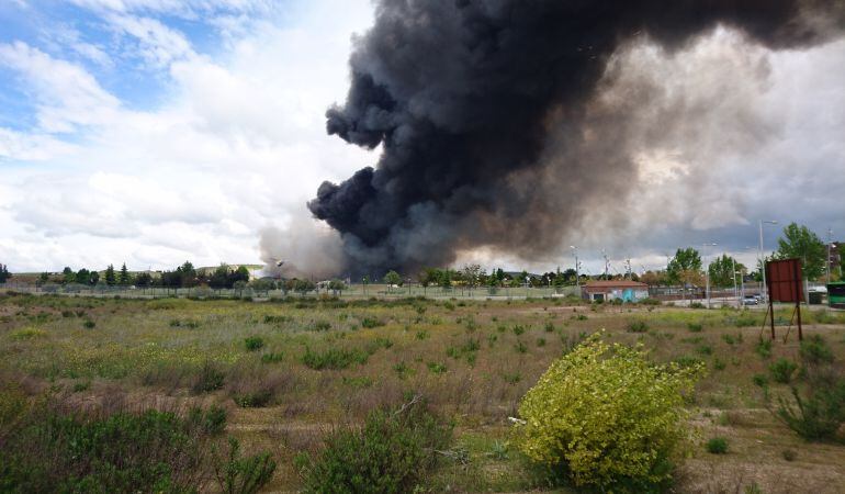 Vista del incendio desde la urbanización `El Quiñón´