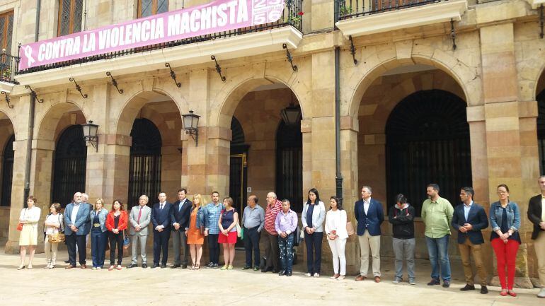 Representantes del Principado, del ayuntamiento de Oviedo y de Delegación de Gobierno concentrados ante el consistorio de la capital para condenar el asesinato de la última víctima asturiana de la violencia machista, Karal Belén Pérez.