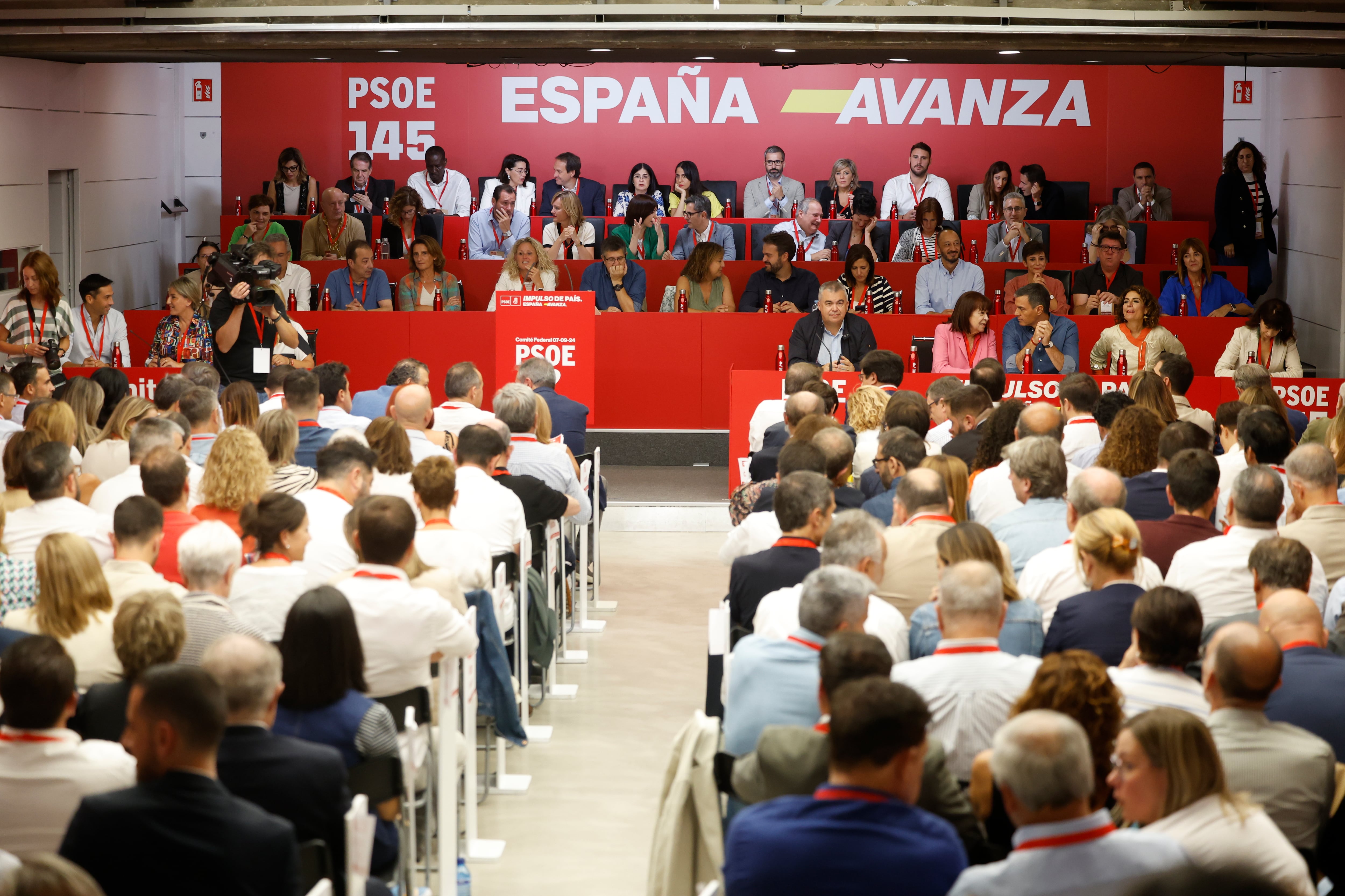 MADRID, 07/09/2024.- El líder socialista y presidente del Gobierno, Pedro Sánchez (3d), durante el Comité Federal del PSOE este sábado en Madrid. EFE/ Juanjo Martín
