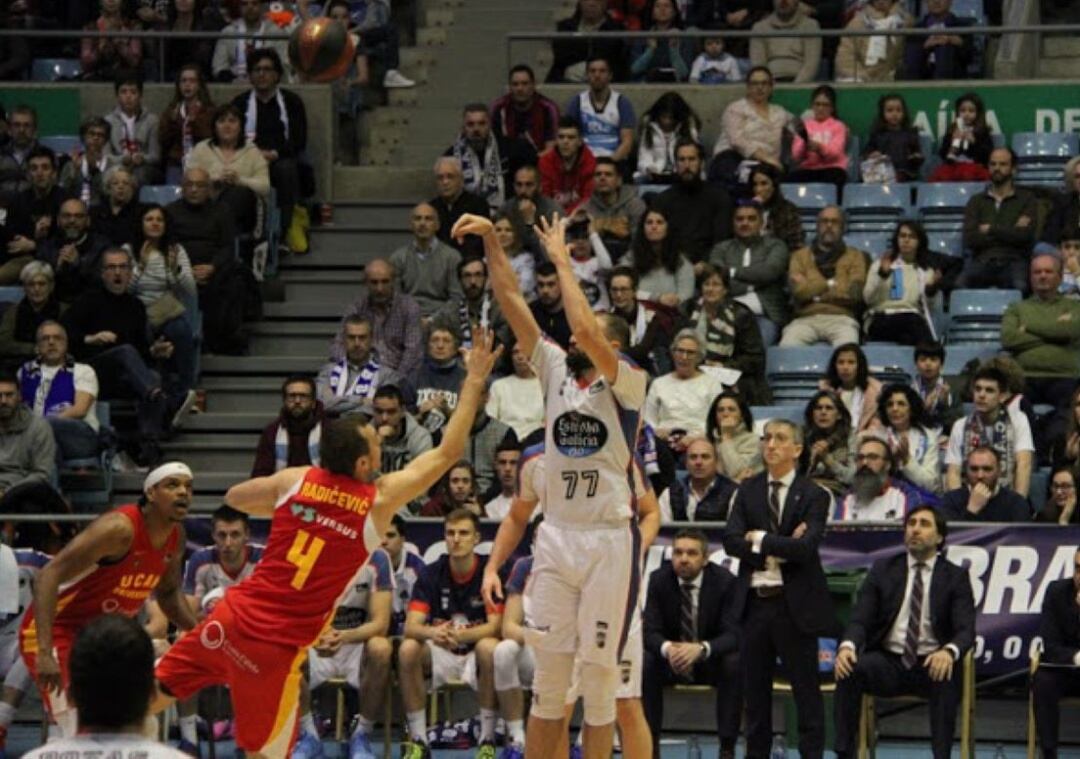 Kostas Vasileaidis lanzando un triple en el partido ante UCAM Murcia 