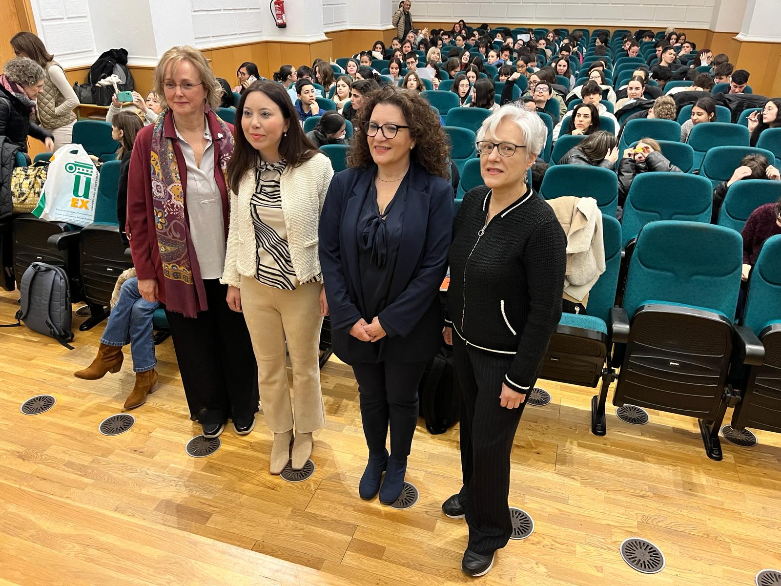 Las protagonistas de la charla posando para los medios previo a la charla